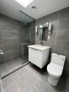 Ένα μπάνιο στο Super Cute room in Architectural Home