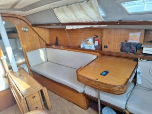 une petite table à l'arrière d'un bateau dans l'établissement Be Local - Sleep aboard the Santa Maria sailing boat in Lisbon, à Lisbonne 31 autres photos