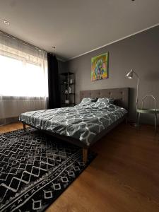 Un pat sau paturi într-o cameră la Sea View Apartment - 5th floor