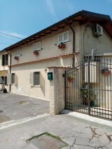 a house with a gate in front of it at Casa al mare in Massa