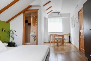 1 dormitorio con 1 cama, mesa y sillas en Guesthouse Rubcic, en Rakovica