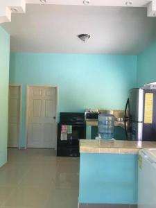 uma cozinha com um balcão e uma parede azul em Tu mejor opción em Juticalpa