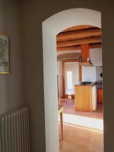 uma vista para uma cozinha a partir da sala de estar em Schönes Appartement in Tortorella mit Terrasse und Garten em Tortorella