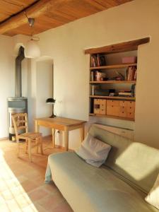 um quarto com uma cama, uma mesa e uma secretária em Schönes Appartement in Tortorella mit Terrasse und Garten em Tortorella