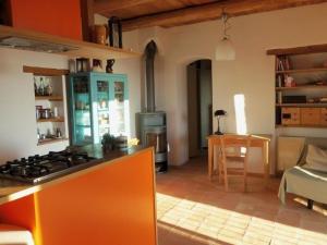 uma cozinha com um balcão laranja e um fogão em Schönes Appartement in Tortorella mit Terrasse und Garten em Tortorella