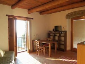 uma sala de estar com uma mesa e uma janela em Schönes Appartement in Tortorella mit Terrasse und Garten em Tortorella