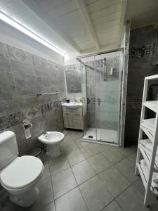 ein Bad mit einem WC, einer Dusche und einem Waschbecken in der Unterkunft Sicily house in Catania