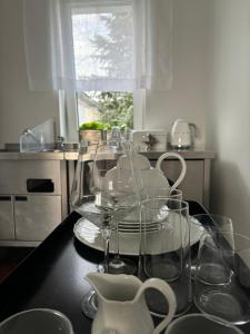 una mesa con copas de vino y platos en ella en BG home, en Radwanice