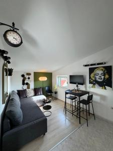 sala de estar con sofá, mesa y reloj en San Marco Makarska, en Makarska