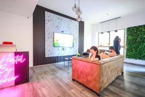 96 Hostel Dubai في دبي: يجلس شخصان على أريكة في غرفة المعيشة
