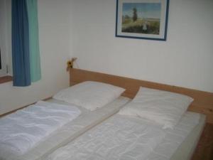 Postel nebo postele na pokoji v ubytování Ferienhaus in Altwarp Siedlung mit Terrasse und Grill