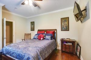 Un dormitorio con una cama, un televisor y una mesa. en Homey Greenwood Getaway with Patio and Backyard, en Greenwood