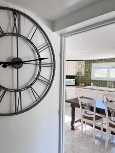 Logement provençal au calme à 20 min d’Avignon的厨房或小厨房