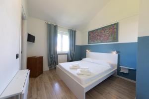 a bedroom with a bed with two towels on it at Casa Vecchia Quercia in Assago