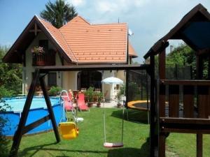 Fotografia z galérie ubytovania Komfortables Appartement mit privatem Pool v destinácii Balatonföldvár
