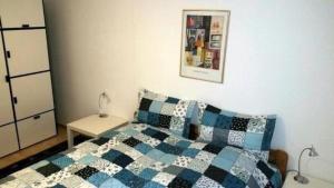 um quarto com uma cama azul e branca e uma mesa em Wohnung in Bad Ditzenbach mit Eigenem Garten em Bad Ditzenbach