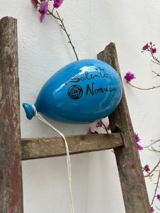 ein blaues Vogelornament hängt an einer Wand in der Unterkunft SALENTO NONNI in Matino