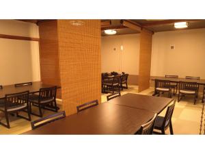 Shimaonsen AYAMEYA Ryokan - Vacation STAY 20622v في Shima: غرفة طعام فيها طاولات وكراسي