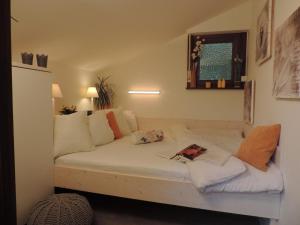 a room with a white couch with pillows at Ferienhaus Schlossblick mit Teilseeblick in Waldeck