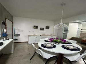Belém NovoSTUDIO 201 | WIFI 600MB | RESIDENCIAL JC, um lugar para ficar.的客厅配有白色的桌椅