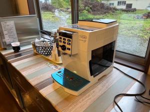 una máquina de coser sentada sobre un mostrador en Naraha Fukujusou - Vacation STAY 89024v, en Naraha