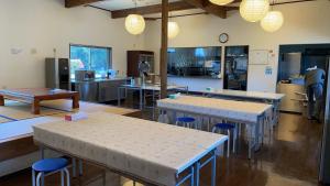 una habitación con mesas y sillas en una cocina en Naraha Fukujusou - Vacation STAY 89024v, en Naraha