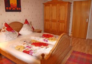 een slaapkamer met twee bedden met bloemen erop bij Wunderschönes Ferienhaus in Zainingen mit Eigener Terrasse in Zainingen