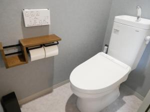 奄美市にあるHOOD - Vacation STAY 19686vのバスルーム(白いトイレ付)が備わります。