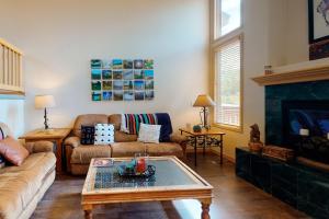 een woonkamer met een bank en een salontafel bij Cascades Townhomes by Steamboat Resorts in Steamboat Springs