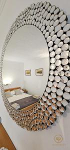 ARIA Superior Apartment, Seaview & Wellness في بوروتوروج: مرآة دائرية على جدار غرفة النوم
