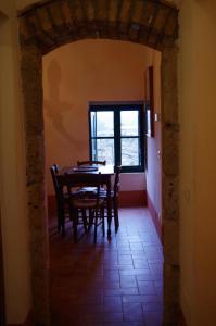 ein Esszimmer mit einem Tisch, Stühlen und einem Fenster in der Unterkunft Studio für 4 Personen ca 60 qm in Monteriggioni, Toskana Chianti in Monteriggioni