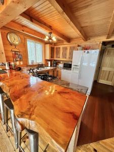 uma cozinha com um balcão de madeira num quarto em THE RIVER HOUSE LIMIT 6 home 