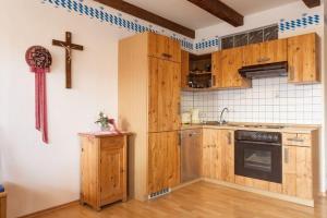 A kitchen or kitchenette at Wohnung in Rannersdorf mit Großem Garten