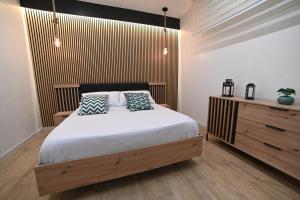 una camera con un letto con due cuscini sopra di DUCA DEGLI ABRUZZI Modern House LUXURY RELAX a Brindisi