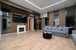 sala de estar con sofá y chimenea en DUCA DEGLI ABRUZZI Modern House LUXURY RELAX, en Brindisi