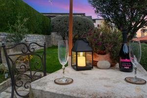 ARIA Superior Apartment, Seaview & Wellness في بوروتوروج: طاولة مع كأسين وزجاجة من النبيذ +44 صورة