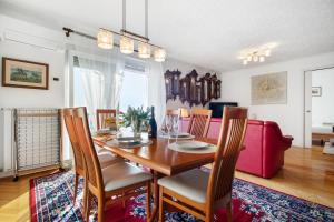 ARIA Superior Apartment, Seaview & Wellness في بوروتوروج: غرفة طعام مع طاولة وكراسي