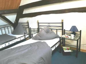 מיטה או מיטות קומותיים בחדר ב-Ferienwohnung für 6 Personen in Berlingen, Rheinland-Pfalz