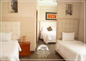 - une chambre avec 2 lits et un miroir dans l'établissement GRAN HOTEL VILLA DEL SUR, à San Vicente de Cañete