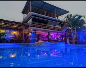 une maison avec une piscine en face de celle-ci dans l'établissement GRAN HOTEL VILLA DEL SUR, à San Vicente de Cañete