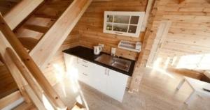 widok na kuchnię w drewnianym domku w obiekcie Appartements Piaskowy Raj w Gąskach
