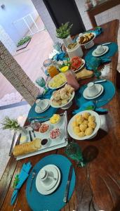 リオ・ベルデにあるCasa mobiliada para periodo TECNOSHOWの食器を盛り付けたテーブル