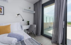 een slaapkamer met een bed, een bureau en een raam bij Villa Colonia in Brtonigla