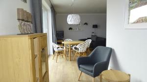 - un petit salon avec une table et des chaises dans l'établissement Ferienwohnung Wünnowblick mit Sauna, à Röbel