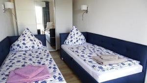 Cette chambre comprend 2 lits avec des oreillers et des serviettes. dans l'établissement Ferienwohnung Wünnowblick mit Sauna, à Röbel