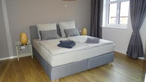 un lit avec deux oreillers dessus dans une chambre dans l'établissement Ferienwohnung Wünnowblick mit Sauna, à Röbel