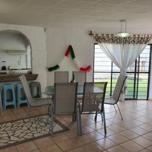 een keuken met een tafel en stoelen in een kamer bij Warrior Burgos in Emiliano Zapata