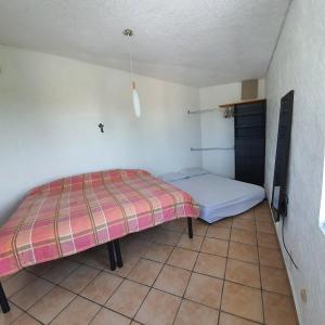 een kleine kamer met een bed in een kamer bij Warrior Burgos in Emiliano Zapata