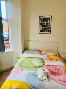 A bed or beds in a room at En-suit double bedroom with bathroom in Manchester