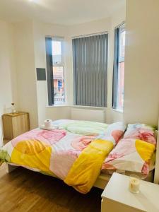 En-suit double bedroom with bathroom in Manchester في مانشستر: غرفة نوم بسرير كبير ونافذة